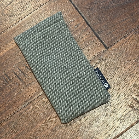 New Gray Eyeglass Case - Perfect to add to your bundle! - Picture 3 of 4